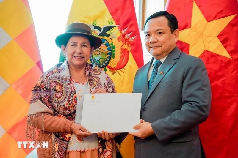 El embajador de Vietnam en Brasil, concurrente en Bolivia, Bui Van Nghi, entrega copia de sus cartas credenciales a la canciller de Bolivia, Celinda Sosa Lunda. (Foto: Embajada de Vietnam en Brasil)