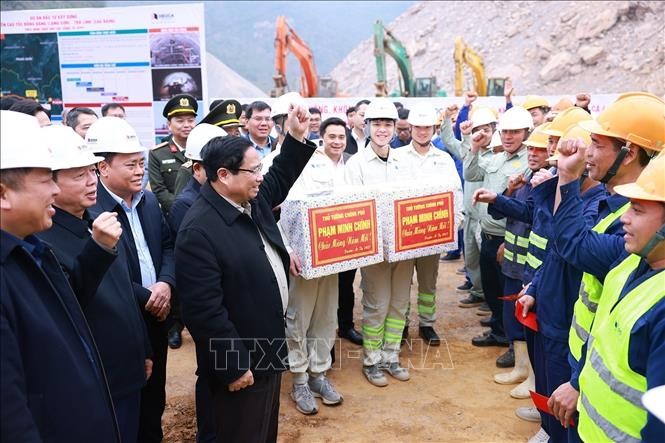 El primer ministro Pham Minh Chinh extiende saludos del Tet a las unidades que ejecutan el proyecto de la autopista Dong Dang (Lang Son) - Tra Linh (Cao Bang). (Foto: VNA)