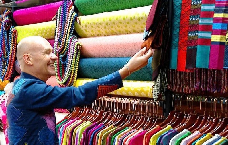 El embajador de los Países Bajos en Vietnam, Kees van Baar, con un tradicional Ao dai vietnamita, visita el pueblo de seda Van Phuc, distrito de Ha Dong, Hanói, con motivo del Tet 2025. (Foto: Embajada de los Países Bajos en Vietnam)