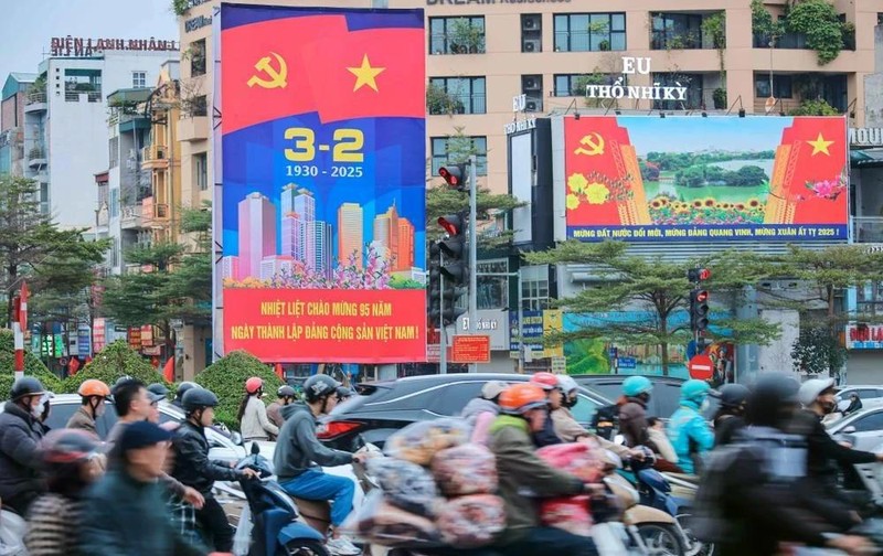 Las calles de Hanói están decoradas con pancartas para celebrar el 95 aniversario del PCV. (Foto: VNA)