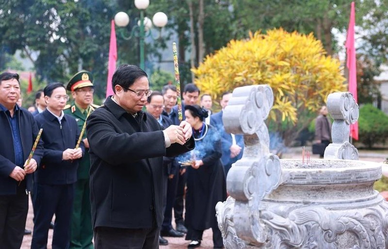 El primer ministro vietnamita, Pham Minh Chinh, coloca inciensos en el sitio conmemorativo dedicado al Presidente Ho Chi Minh en la Campaña Fronteriza de 1950. (Foto: VNA)