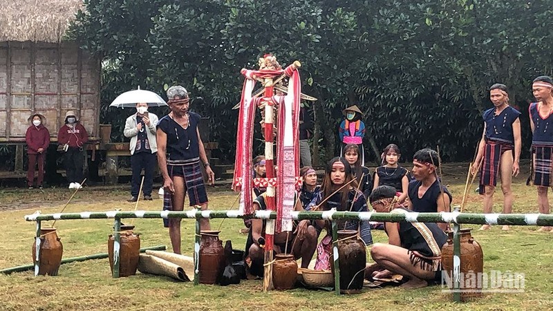 Recrean la ceremonia nupcial del grupo étnico Ba Na en la edición del Festival en 2022.