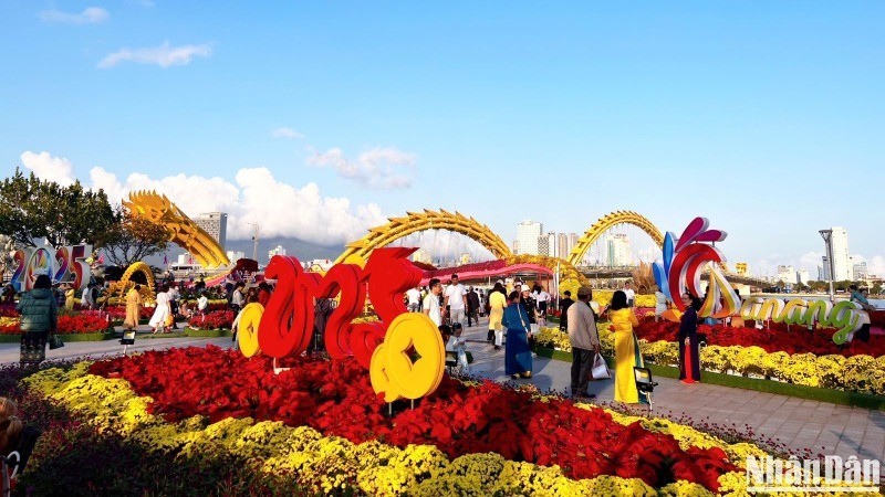 Los turistas visitan la calle de flores de Da Nang durante el Año Nuevo Lunar 2025. 