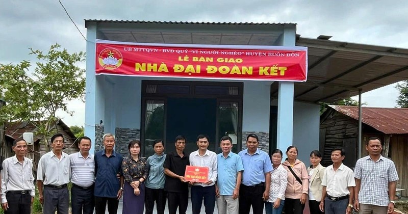 Acto de entrega de casas solidarias a hogares pobres en el distrito de Buon Don, provincia de Dak Lak. (Foto: VNA)