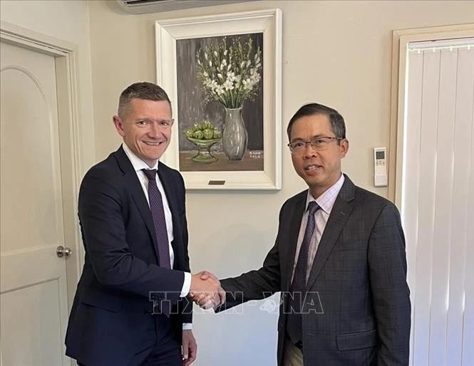 El embajador de Vietnam en Australia, Pham Hung Tam (derecha), recibe a Anthony McFarlane, director de Comunicaciones del Grupo Sunrice. (Foto: VNA)