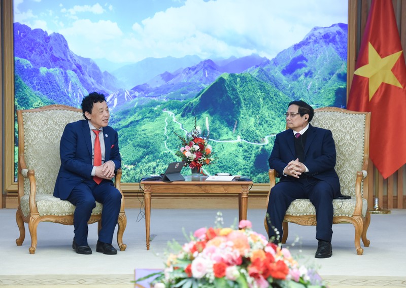 El primer ministro vietnamita, Pham Minh Chinh (derecha), recibe al director general de la FAO, Qu Dongyu. 