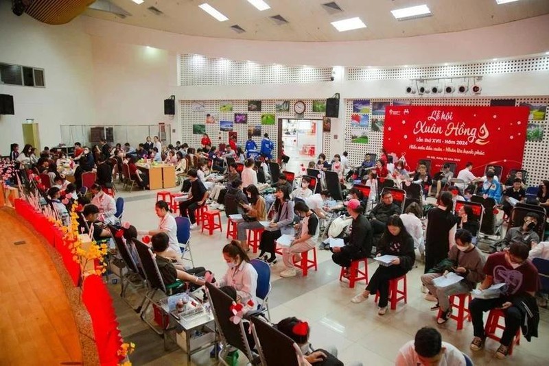 Muchas personas participan en el Festival Xuan Hong 2025 para donar sangre. (Foto: VNA)