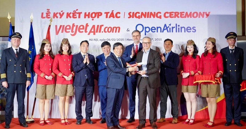 La aerolínea Vietjet y OpenAirlines firman un acuerdo de asociación estratégica.