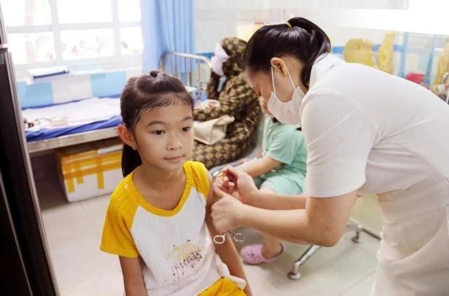 Una niña recibe vacunación contra el sarampión en el Centro de Control de Enfermedades de la provincia de Ninh Thuan. (Foto: VNA)