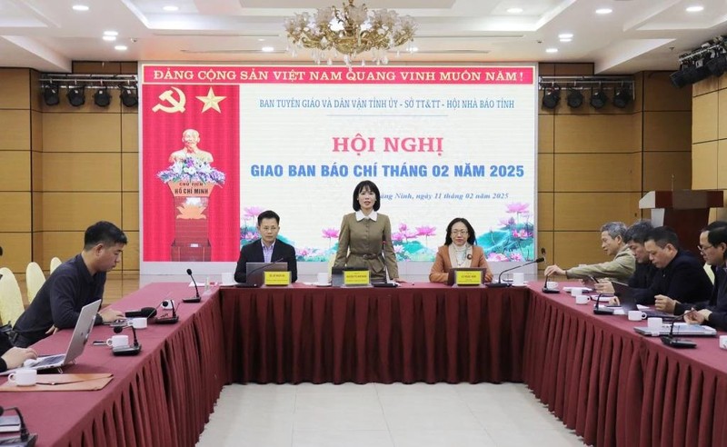 En la conferencia de prensa sobre la organización del Programa de Reunión de Primavera de 2025 y la 16ª Conferencia del Comité de Trabajo Conjunto entre provincias vietnamitas y chinas. (Foto: baoquangninh.vn)