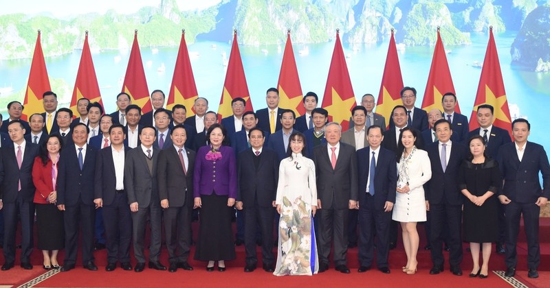 El primer ministro Pham Minh Chinh con representantes de los bancos comerciales.