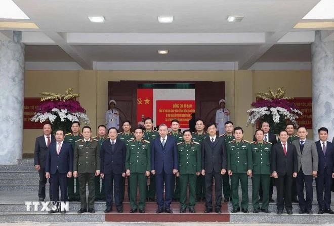 El secretario general del Partido Comunista de Vietnam, To Lam, Brigada, toma foto de recuerdo con la Brigada de Misiles 490. (Foto: VNA)