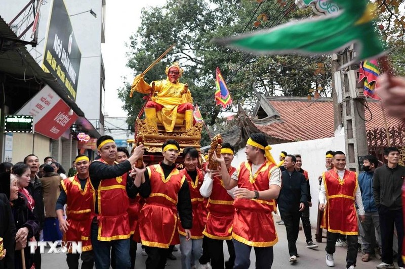 La ceremonia de la "procesión del Rey" desde la casa comunal de la aldea hasta el Templo Sai.