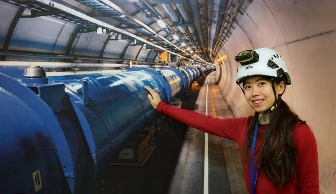 Pham Le Ha Thu (Joni Pham), junto con el sistema ATLAS en el CERN. (Foto: VNA)