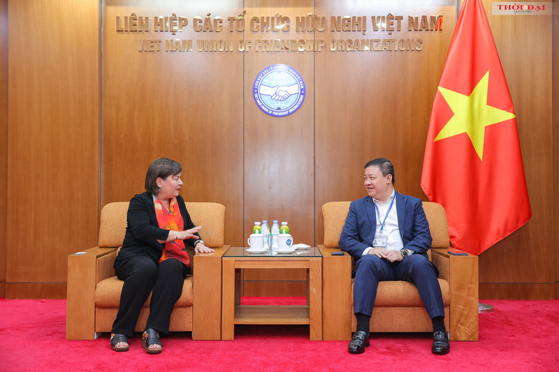 El vicepresidente de VUFO, Nguyen Ngoc Hung, se reúne con Claire Lachance, presidenta y directora ejecutiva de ReSurge International. (Foto: thoidai.com.vn)