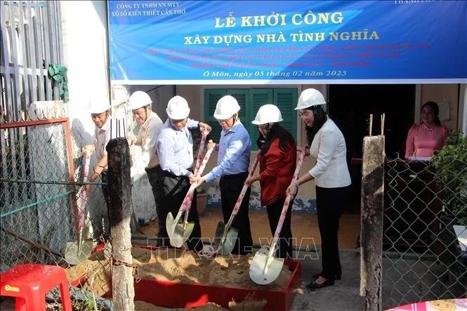 Inician la construcción de casa para la familia con méritos revolucionarios en la ciudad de Can Tho. (Foto: VNA)