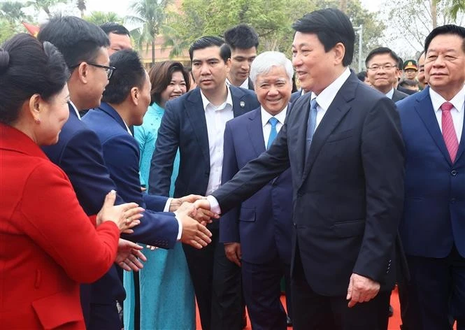 El presidente de Vietnam, Luong Cuong (segundo desde la derecha), saluda a los delegados participantes. (Foto: VNA)