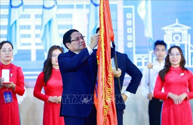 El primer ministro de Vietnam, Pham Minh Chinh, entrega la Orden del Trabajo de primera clase a la Universidad Nacional de Ciudad Ho Chi Minh. (Foto: VNA)