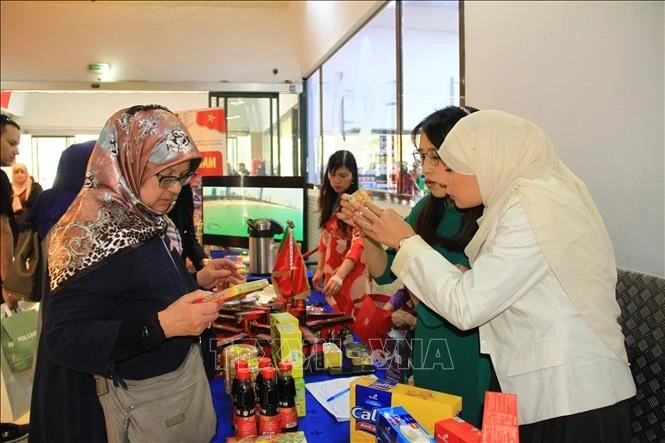 Los consumidores argelinos aprenden sobre productos vietnamitas en el evento. (Foto: VNA)