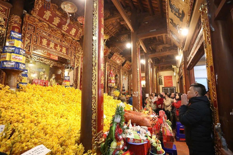 La gente y los turistas visitan el templo Ky Cung. (Foto: VNA)