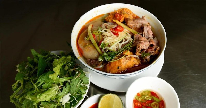 Bun bo Hue, un preparado famoso de la antigua capital imperial de Hue, se encuentra entre los 100 platos con mayor valor culinario asiático, reconocidos por la Asian Record Organization. (Foto: VNA)