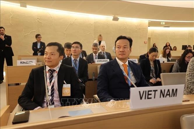 El embajador Mai Phan Dung (derecha), jefe de la representación de Vietnam en Ginebra, asiste a la ceremonia de apertura del 58º período de sesiones del Consejo de Derechos Humanos de la ONU. (Foto: VNA)