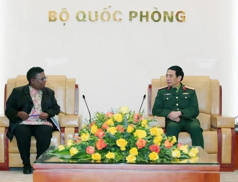 El general Phan Van Giang, ministro de Defensa de Vietnam, recibe a la secretaria general interina de Defensa de Sudáfrica, Thobekile Gamede. (Foto: VNA)