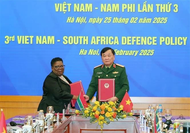 El viceministro de Defensa de Vietnam, Hoang Xuan Chien, y la secretaria general interina de Defensa de Sudáfrica, Thobekile Gamede. (Foto: VNA)