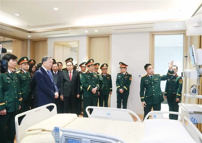 El secretario general To Lam, el presidente de la Asamblea Nacional, Tran Thanh Man y los delegados visitan dos nuevas instalaciones del Hospital Militar Central 108. (Foto: VNA)