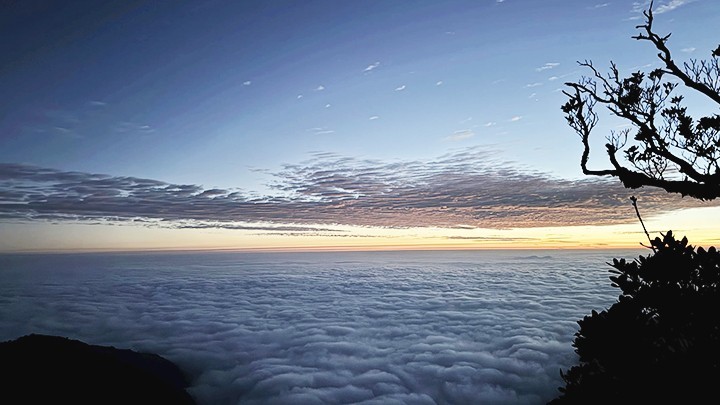 Amanecer en un mar de nubes.