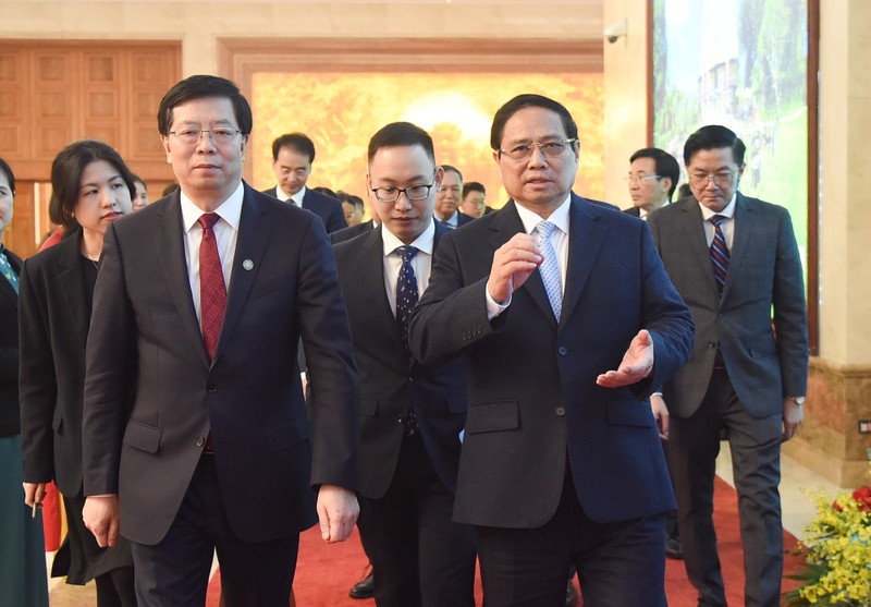 El primer ministro de Vietnam, Pham Minh Chinh (derecha), y Qiu Yong, secretario del Comité del Partido Comunista de China en la Universidad Tsinghua y académico de la Academia de Ciencias de China. (Foto: Nhan Dan)