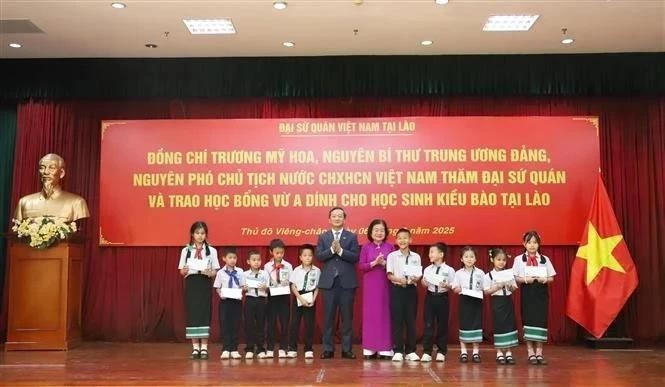 Entregan becas a estudiantes vietnamitas en Laos. (Foto: VNA)