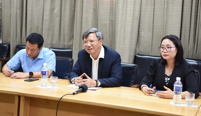 El embajador de Vietnam en Cuba, Le Quang Long, (centro) habla en el evento. (Foto: VNA)