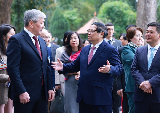 El primer ministro vietnamita, Pham Minh Chinh, y su homólogo de Kirguistán, Adylbek Kasymaliev, visitan el sitio conmemorativo al Presidente Ho Chi Minh. (Foto: VNA)
