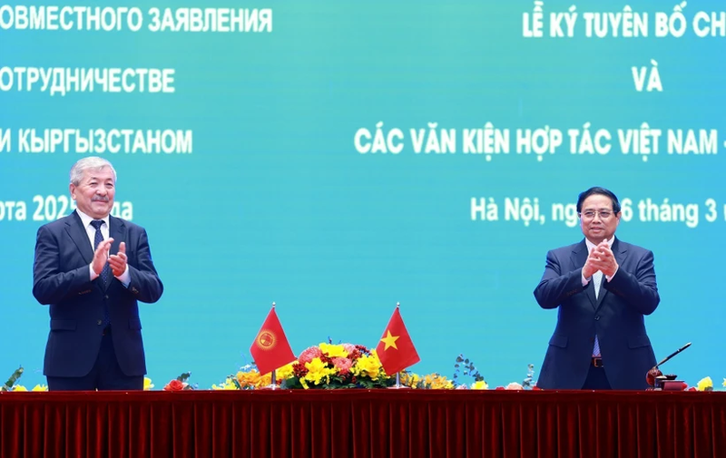 Los primeros ministros de Vietnam y Kirguistán en la firma de la declaración conjunta y acuerdos de cooperación entre los dos países. (Foto: VNA)