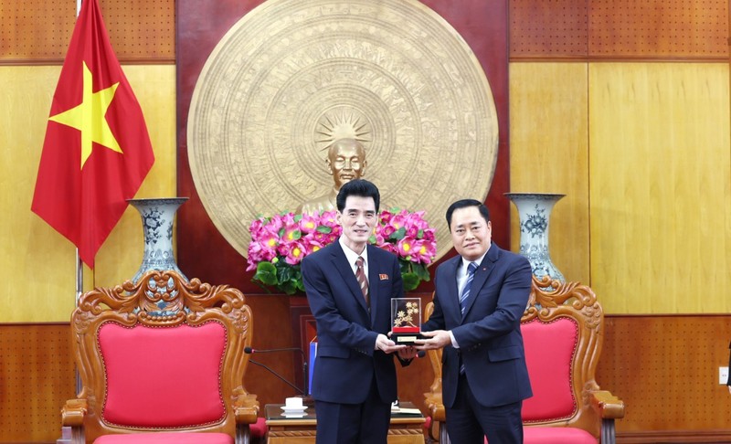 Ho Tien Thieu, presidente del Comité Popular de Lang Son, entrega un recuerdo al embajador de Corea del Norte en Vietnam, Ri Sung Guk. (Foto: congluan.vn) 