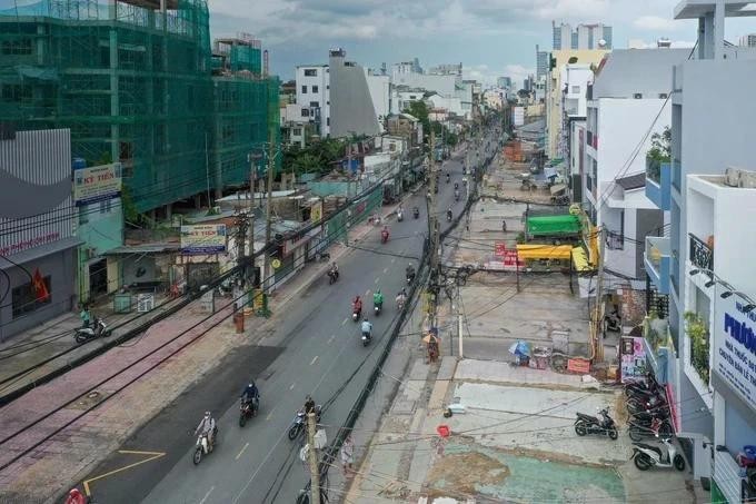 El proyecto de la Línea 2 del Metro de Ciudad Ho Chi Minh cuenta con un capital de inversión total de unos 1,9 mil millones de dólares, y básicamente ya se ha completado la limpieza de tierras, con una tasa del 99,8 por ciento. (Foto: sggp.org.vn)