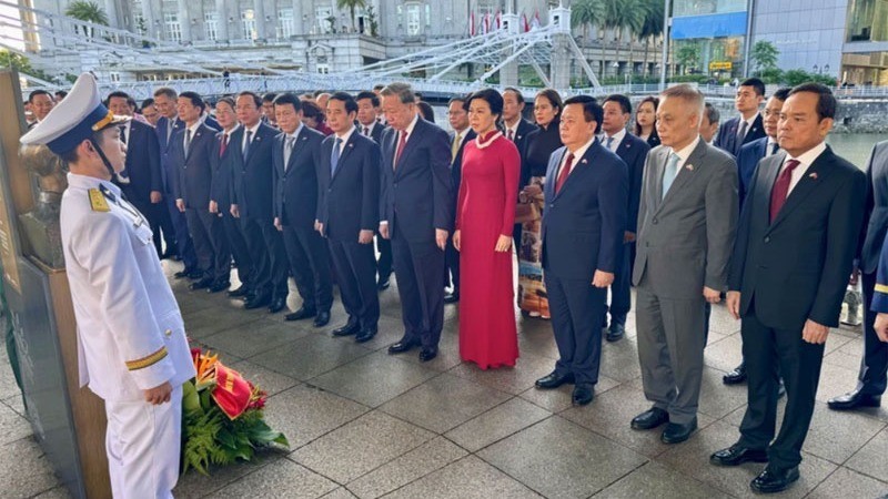 El secretario general del Partido Comunista de Vietnam, To Lam, su esposa, y la delegación que lo acompaña rinden homenaje al Presidente Ho Chi Minh el Museo de las Civilizaciones Asiáticas. (Foto: VNA)