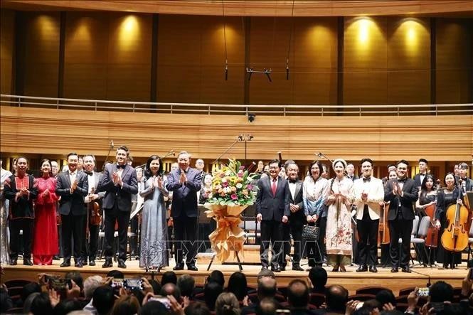 El secretario general del Partido Comunista de Vietnam, To Lam, su esposa y los delegados en la cita. (Foto: VNA)