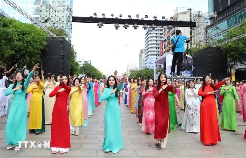 El Festival del Ao Dai (traje tradicional vietnamita) de Ciudad Ho Chi Minh ha florecido durante más de una década. (Foto: VNA)