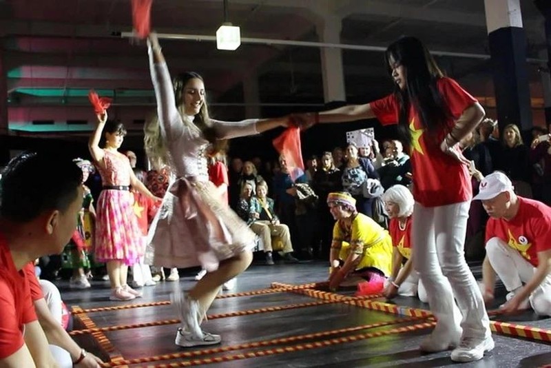 Uno de los momentos más destacados del evento fue la competencia de danza del bambú vietnamita. (Foto: VNA)