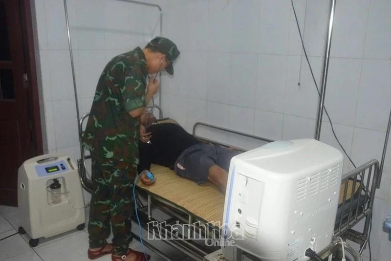 Un pescador de la provincia central de Quang Ngai fue atendido de emergencia en la enfermería de la isla Song Tu Tay. (Foto: Periódico Khanh Hoa)