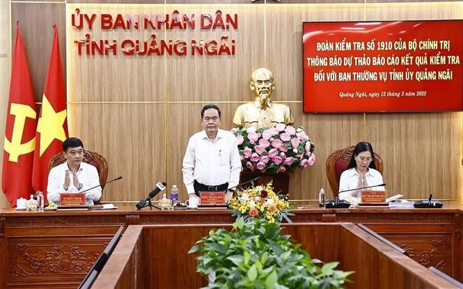 El presidente de la Asamblea Nacional de Vietnam, Tran Thanh Man, habla en una reunión de trabajo con el Buró ejecutivo del Comité del Partido Comunista de Vietnam en la provincia de Quang Ngai. (Foto: VNA)