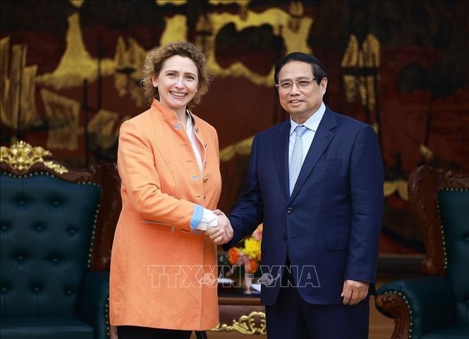 El primer ministro de Vietnam, Pham Minh Chinh, recibe a Nicola Beer, vicepresidenta del BEI. (Foto: VNA)