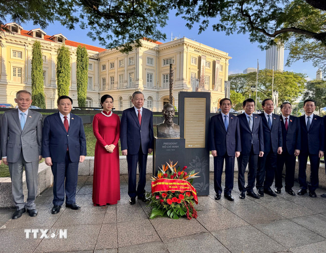 El secretario general del PCV, To Lam, y su esposa, junto con la delegación de alto rango de Vietnam, se toman una foto de recuerdo en la estatua del Tío Ho. (Foto: VNA)