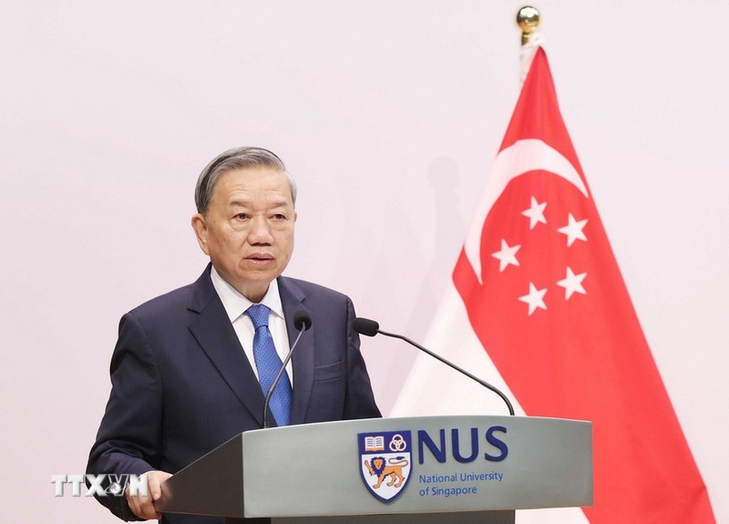 El secretario general del PCV, To Lam, pronuncia un discurso sobre políticas en la Escuela de Políticas Públicas Lee Kuan Yew de la Universidad Nacional de Singapur. (Foto: VNA)