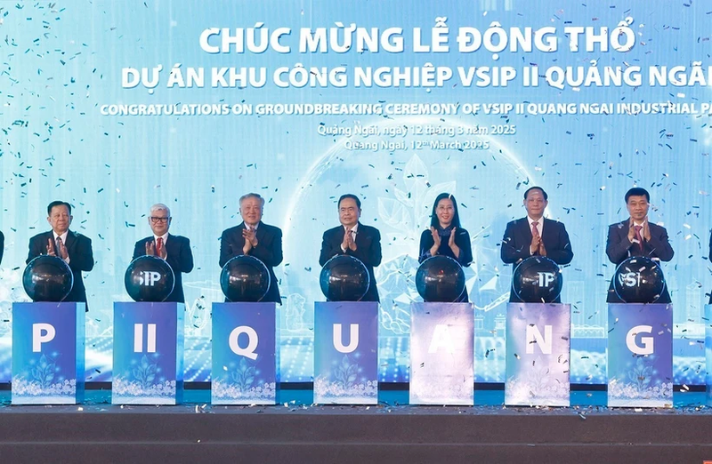 El presidente de la Asamblea Nacional de Vietnam, Tran Thanh Man, el viceprimer ministro permanente Nguyen Hoa Binh y delegados en la inauguración. (Foto: VNA)