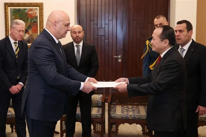 El embajador vietnamita en el Egipto, concurrente en el Líbano, Nguyen Huy Dung (derecha), presenta sus cartas credenciales al presidente libanés, Joseph Aoun. (Foto: VNA)