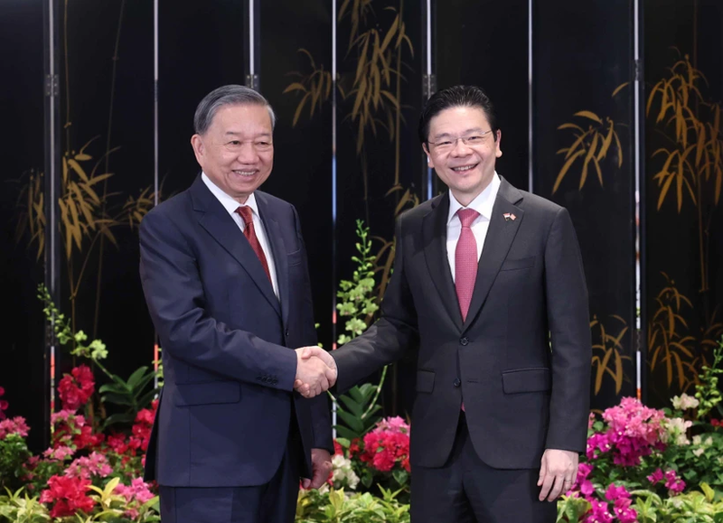 El secretario general del Partido Comunista de Vietnam, To Lam, (izquierda) y el primer ministro de Singapur, Lawrence Wong, copresiden una rueda de prensa para anunciar los resultados de sus conversaciones. (Foto: VNA)