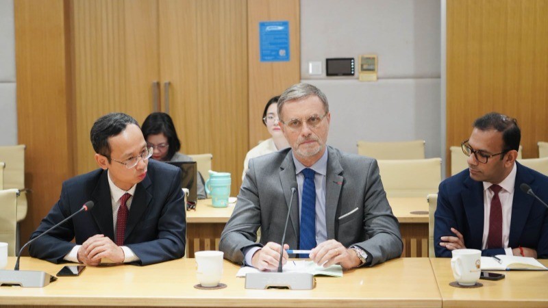 El embajador de Francia en Vietnam, Olivier Brochet (centro), habla en la reunión con la delegación del Grupo Francés de Electricidad y el Ministerio de Ciencia y Tecnología de Vietnam. (Foto: most.gov.vn)